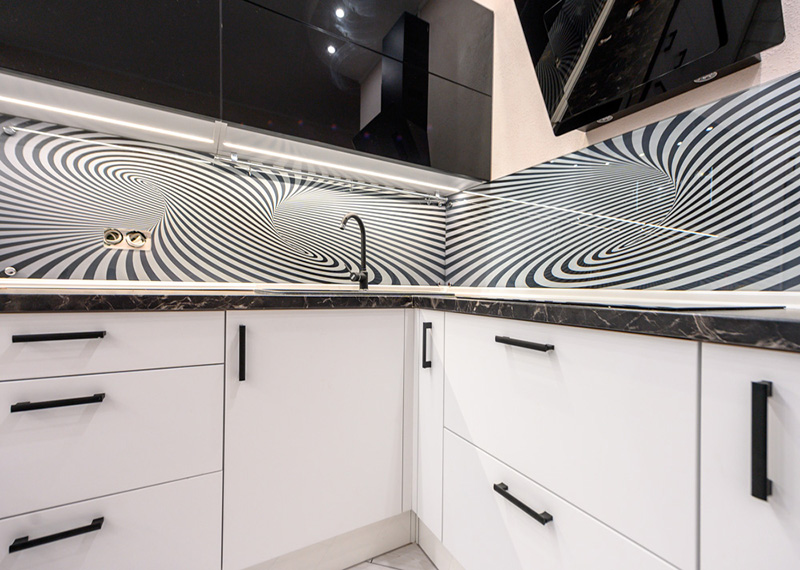 Угловая кухня со скинали на заказ