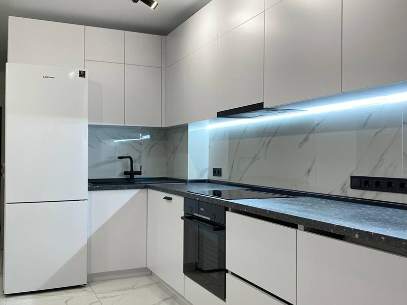 красивая белая кухня с подсветкой на заказ в Одессе