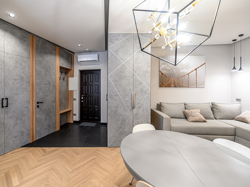 Двусторонний распашной шкаф зонирующий квартиру