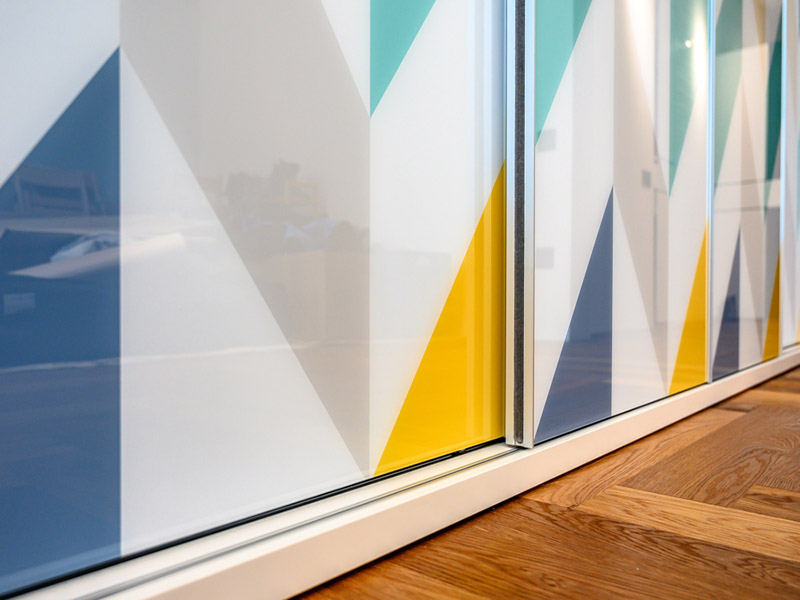 Встроенный шкаф со стеклянными дверьми в детскую